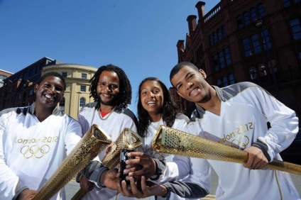01.06.2012 – Liverpool – Inglaterra – Grupo de brasileiros que carregaram a tocha olimpica posam para fotos nas ruas de Liverpool. Na foto, Sebastiao Santos, Eduarda Cristina, Rene Silva e Marcos Andre. foto: Emiliano Capozoli