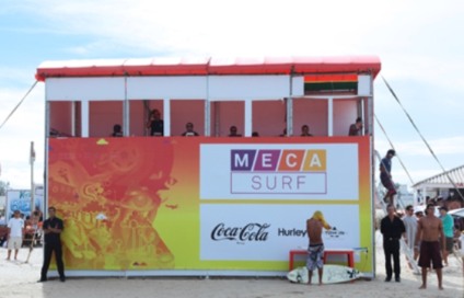 Coca-Cola é servida em copo de gelo