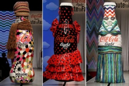 Garrafas de Coca-Cola desfilam nas passarelas