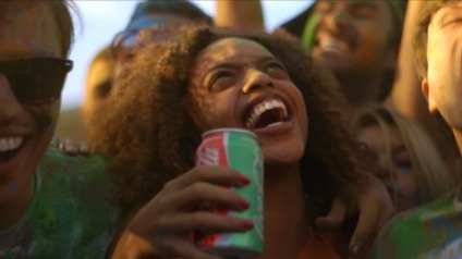 Coca-Cola se pinta nas cores do Brasil 