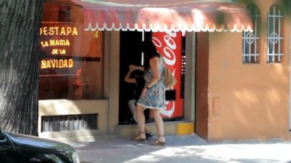 Máquina da Coca-Cola virou passagem em Buenos Aires