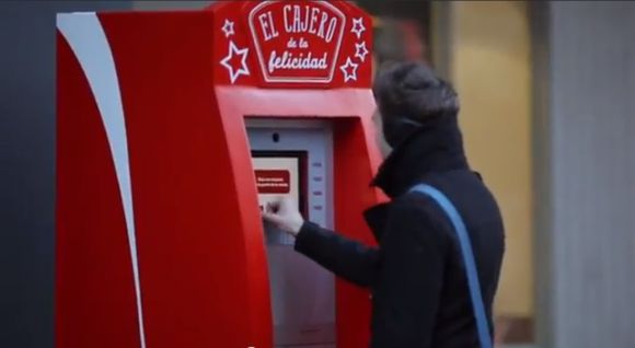 Coca-Cola distribui dinheiro em ação promocional