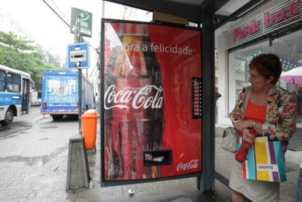 CI Rio de Janeiro (RJ) 11/11/10 Máquina da Coca Cola da brindes aleatóriamente em Botafogo RJ , Vera Gualdá 66 , Fotos : Fábio Guimarães / Extra / Agência O Globo.