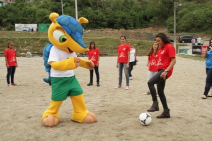 Marta marca presença em evento social da Coca-Cola
