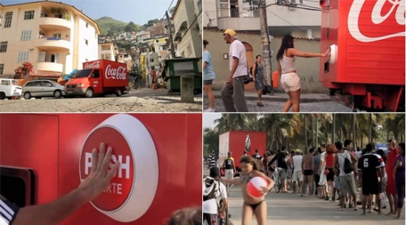 Coca-Cola segue distribuindo brindes