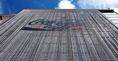 Outodoor interativo da Coca-Cola com brindes