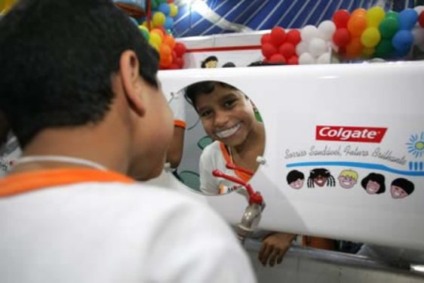 Colgate faz ação promo para crianças de Paraty