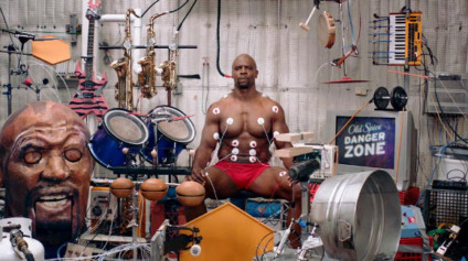 Terry Crews faz música com seus músculos