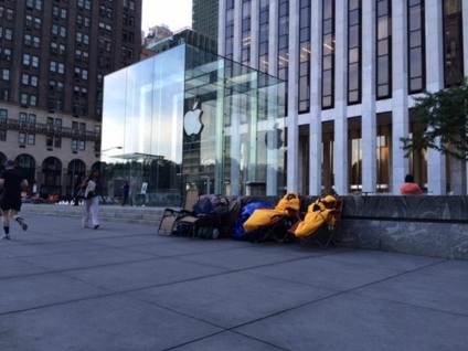 Compradores do novo iPhone já fazem fila em loja de NY
