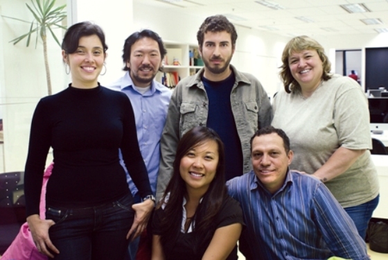 Da esq. p/a direita: Em pé, Tatiani Pádua (atendimento); Erico Adachi  (diretor de arte); Dov Zylberman (redator);  Katia Goicocheia (tráfego).Sentados: Bruna Hatekayama  (atendimento) e Angelo Lemes  (produtor gráfico) 