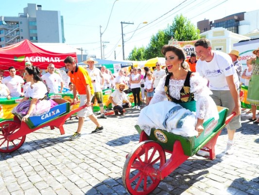 A Corrida de Cariola é uma prova de duplas, que devem cumprir o percurso (Foto: Luiz Chaves/Festa da Uva).