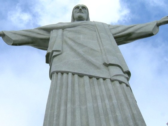 Cariocas e turistas parabenizam o Rio com "abraço" ao Cristo Redentor .