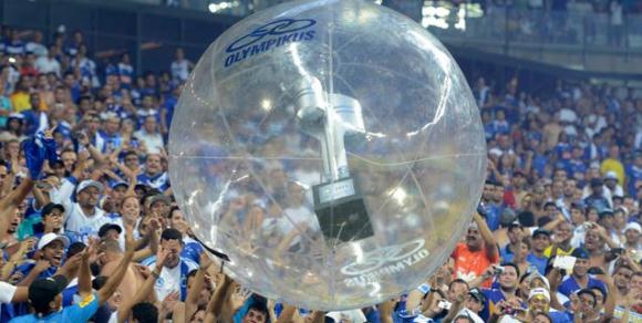 Cruzeiro coloca troféu dentro de bola gigante