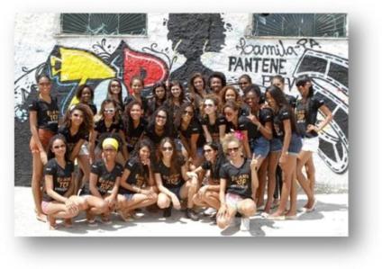 Candidatas à Top Cufa visitam Complexo do Alemão