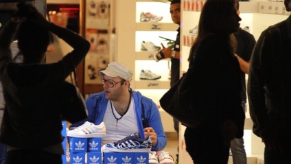 Grafiteiro vai customizar de novo os tênis da Adidas