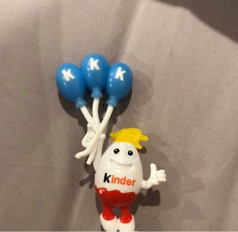 "K indevido" tira brinquedo do Kinder Ovo do PDV "K indevido" tira brinquedo do Kinder Ovo do PDV