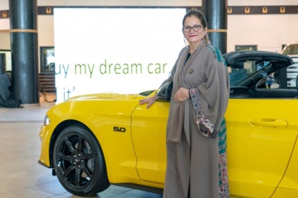 Ford presenteia mulher saudita com o carro dos sonhos