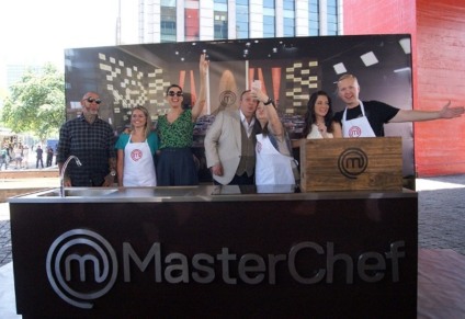 Elenco do MasterChef surpreende fãs na Avenida Paulista