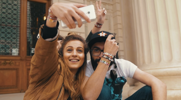 Coca-Cola transforma embalagem em pulseira e conquista jovens