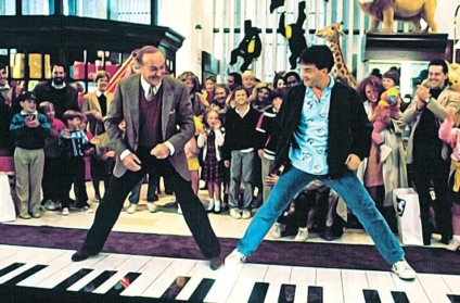 Piano gigante diverte clientes do Salvador Norte Shopping