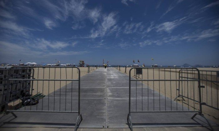 Começa a montagem do palco para a festa da virada em Copacabana