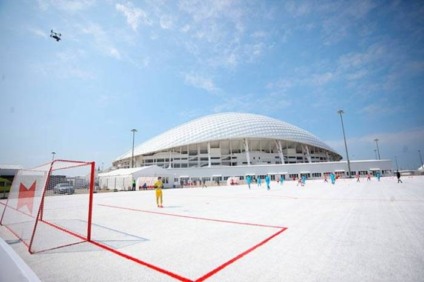 Copos descartáveis viram campo de futebol com a Budweiser