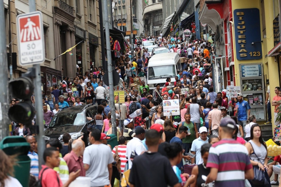 Feira no DF reproduz rua '25 de março' com 200 estandes de marcas locais