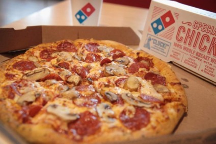 Na ação promo da Domino's vale comer pizza do concorrente
