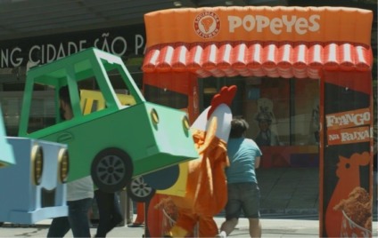 Frango da Popeyes atravessa a Avenida Paulista