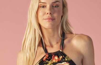 Sinesia Karol aposta em 'beachwear' além da água