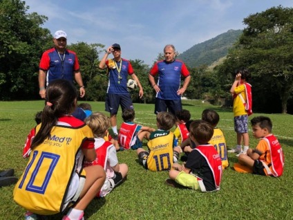 Escola de futebol do Zico desembarca no Club Med