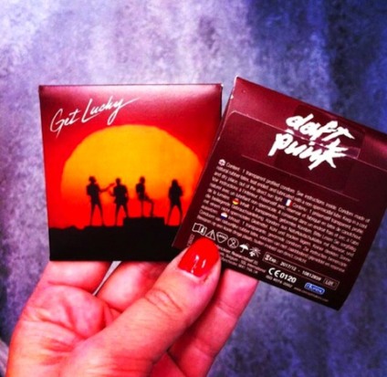 Durex anuncia preservativo da Daft Punk