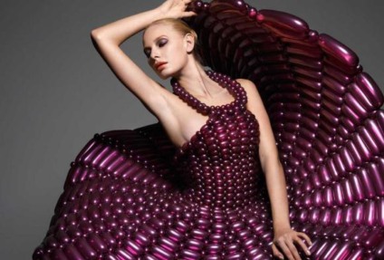 Japonesa confecciona vestidos feitos de balões