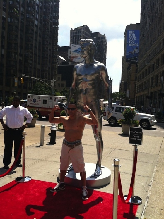 Estátua de Beckham inspira pessoas em NY