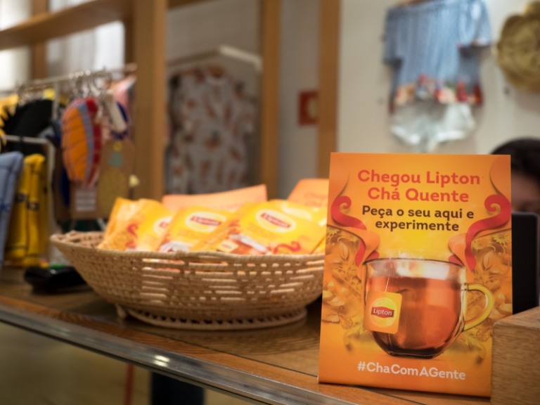 Samplify distribui 500 mil amostras do novo chá quente Lipton