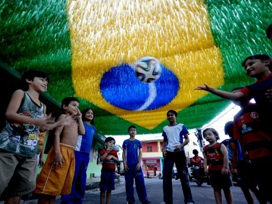 Bairros de Manaus se preparam para a Copa 14 