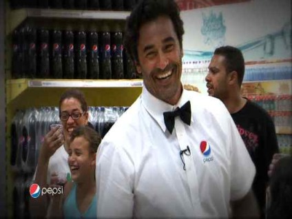 Luciano Szafir é garçom no PDV em ação da Pepsi