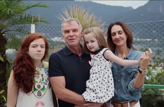 A família do técnico de vôlei Bernadinho é uma das embaixadoras do projeto. 