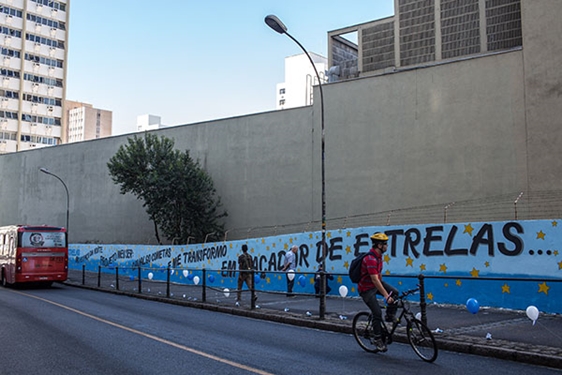 Intervenção urbana leva poesia aos muros de Curitiba