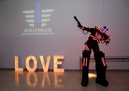 Kromus Entretenimento apresenta super-robôs de LED