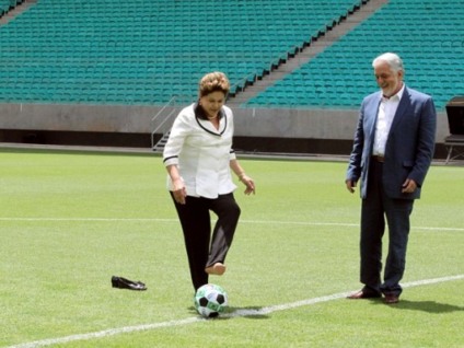 Parte de cobertura da Arena Fonte Nova se rompe