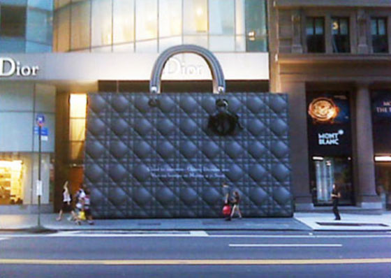 Bolsa gigante anuncia reforma de loja