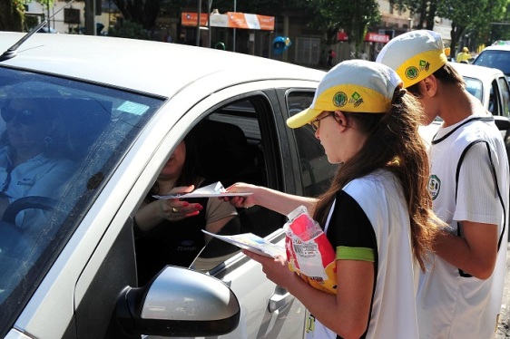 PL limita carga horária de distribuidores de panfletos 