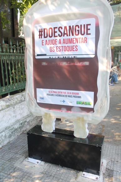 Abrigos de ônibus viram bolsas de sangue em SP