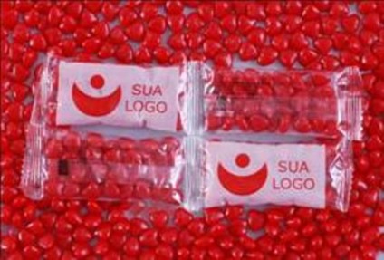Donna com novos produtos no mercado de brindes