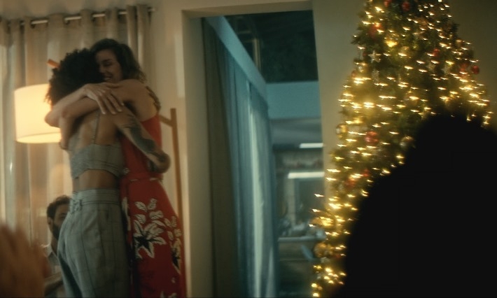 Renner celebra a alegria de estar com quem se ama