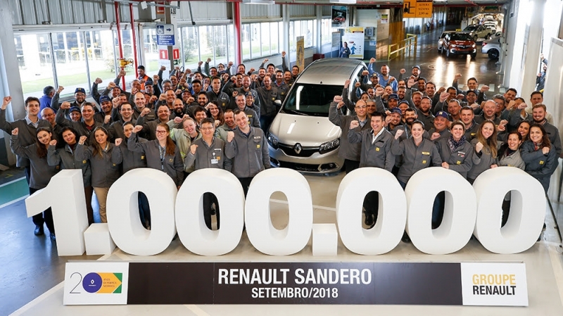 Renault comemora sucesso de vendas do Sandero