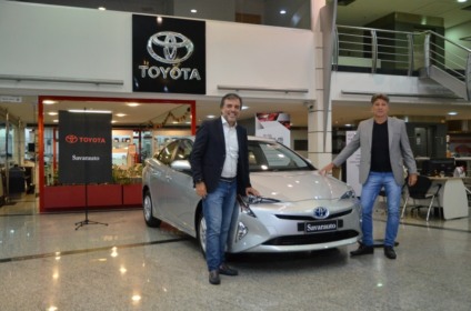 Toyota entrega híbrido Prius para Renato Gaúcho