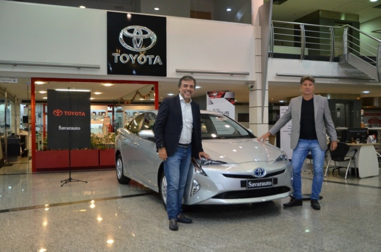 Toyota entrega híbrido Prius para Renato Gaúcho