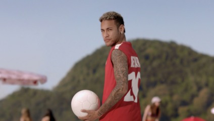 Neymar Jr. apresenta novo conceito da cerveja Proibida